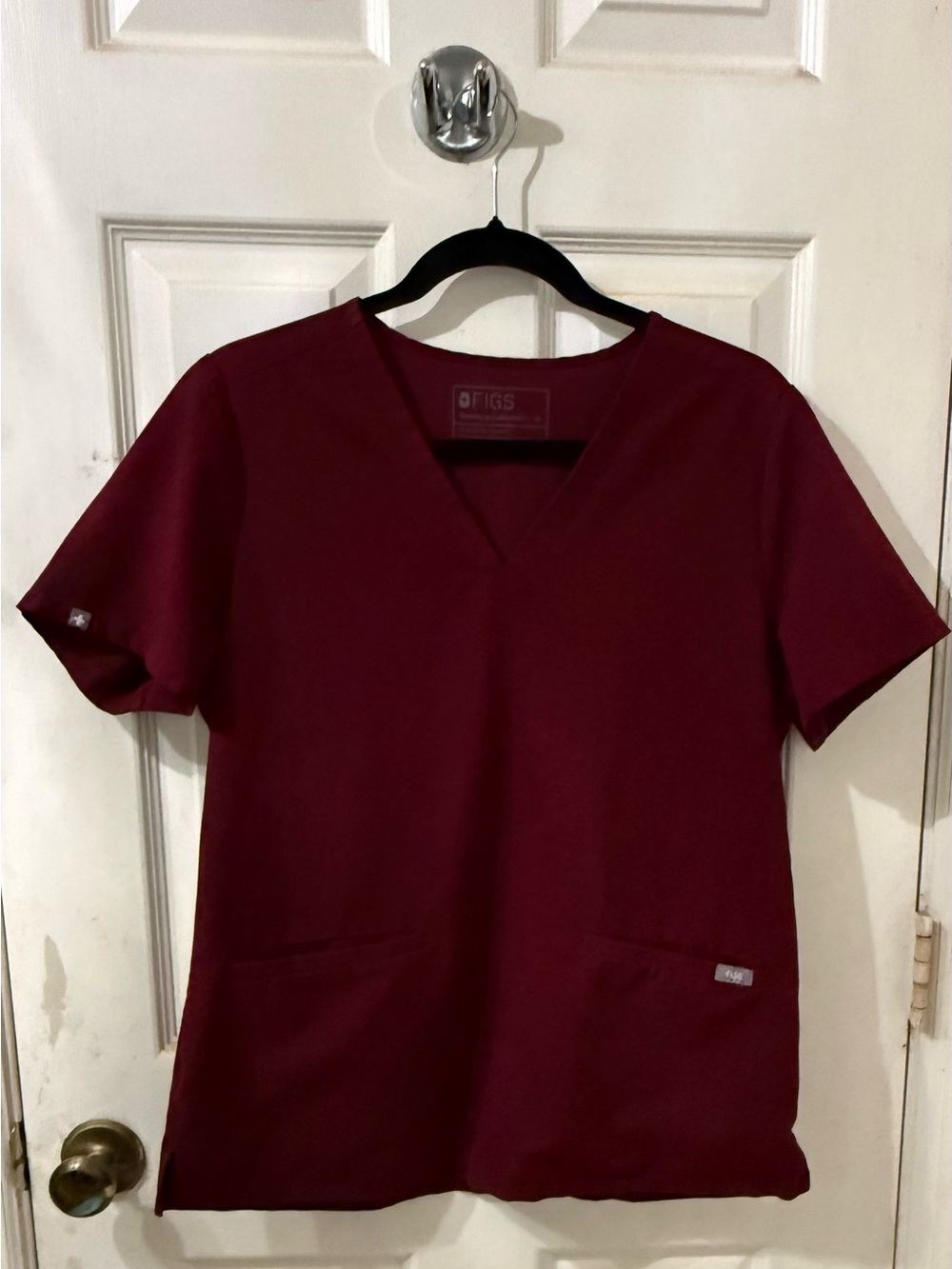 Figs Women’s Casma Short-Sleeve V-Neck Top in Burgundy